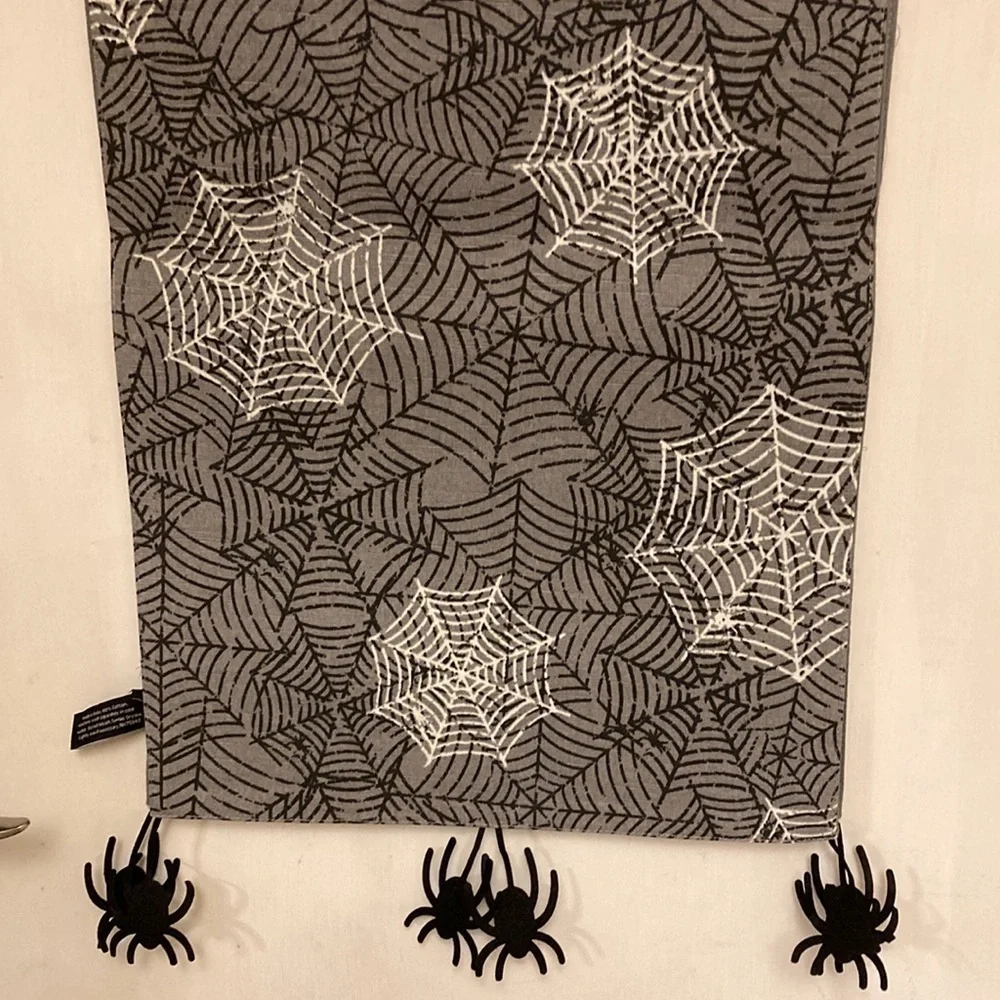 NWT!  CYNTHIA ROWLEY CURIOUS GLOW IN THE DARK SPIDERWEB HALLOWEEN TABLE RUNNER